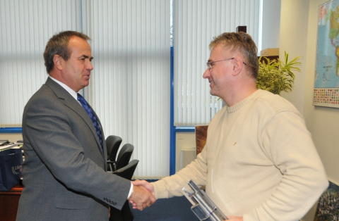 Hejtman LK Stanislav Eichler (vlevo) poblahopřál Jiřímu Bláhovi k titulu Živnostník roku ČR 2010.